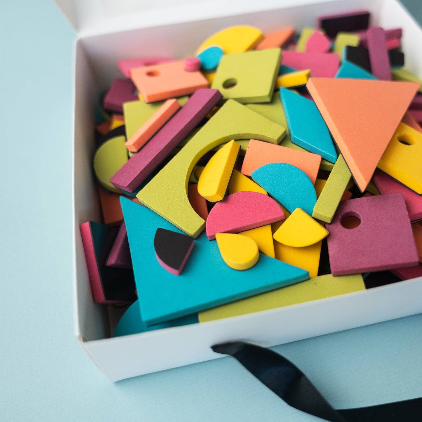 Magnetic Shapes in Rainbow